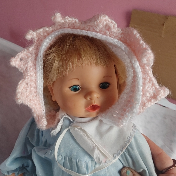 Handmade pink and white crochet baby hat bonnet - Picture 1 of 4